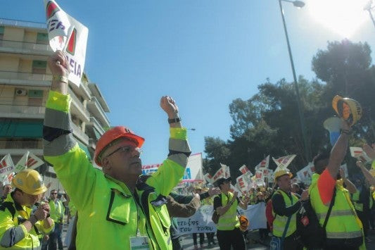Κατάληψη εργαζομένων στα μεταλλεία στο υπ. Περιβάλλοντος: Δεν φεύγουμε χωρίς τις άδειες (βίντεο)
